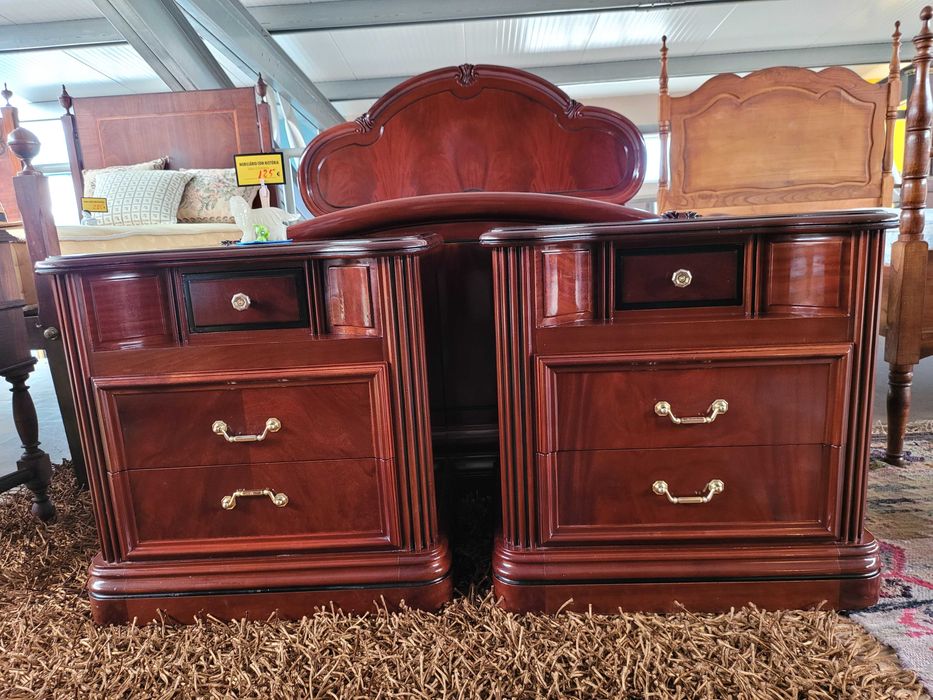 Excelentes mesas de cabeceira em madeira - Valor un