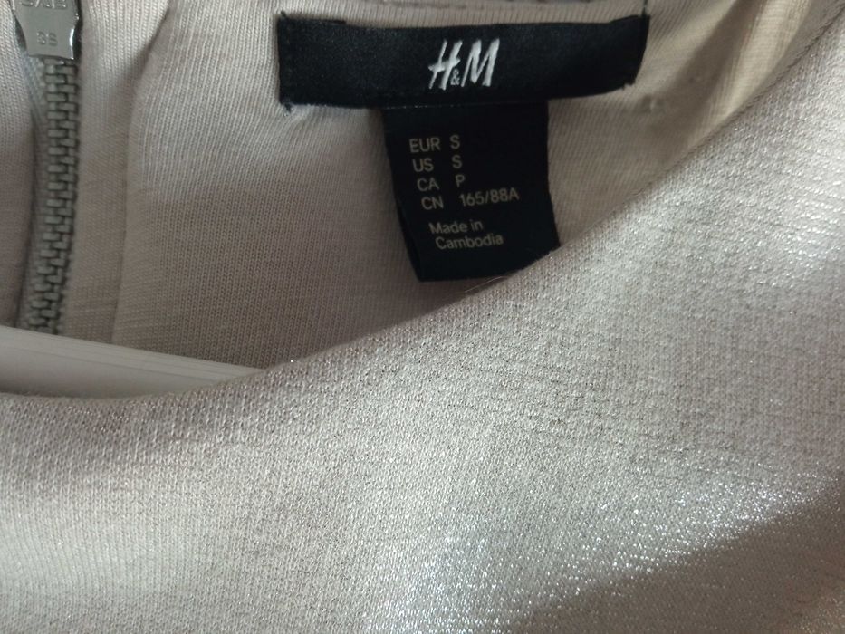 Sprzedam błyszczącą kremową sukienkę, H&M, rozmiar S