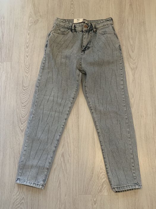 Błękitne jeansy damskie Mom ze zdobieniami