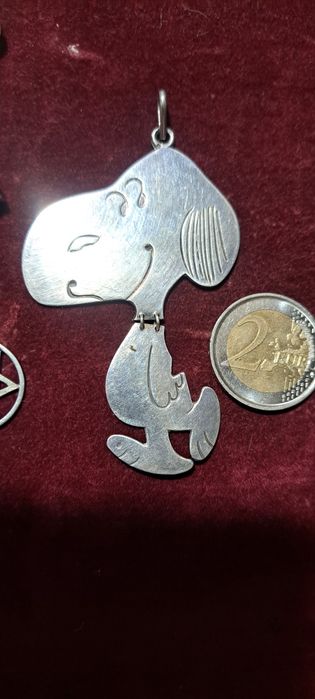 Pendentes em prata contrastada.