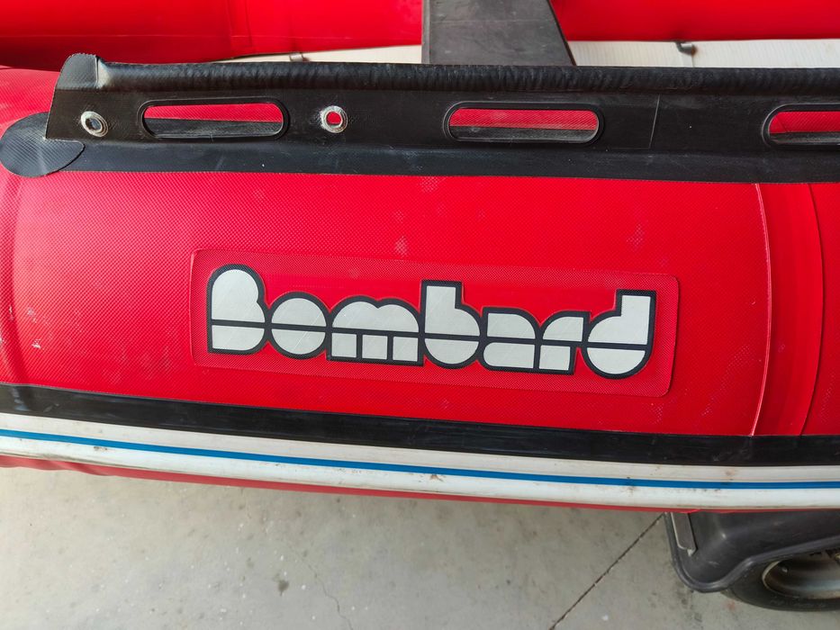 Barco insuflável com atrelado