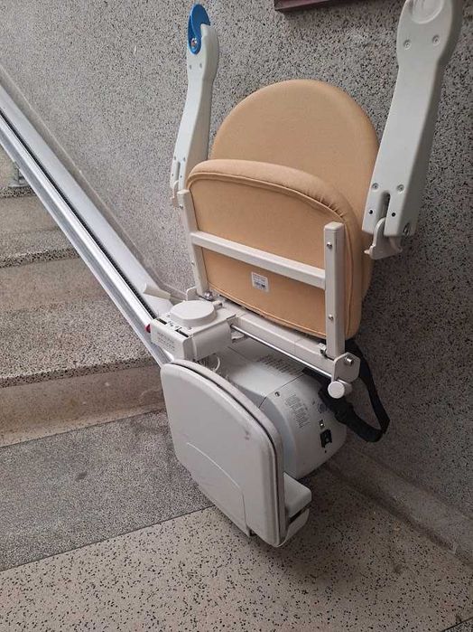 Cadeira Elevatória de Escada Reta (Para peças ou reparação)