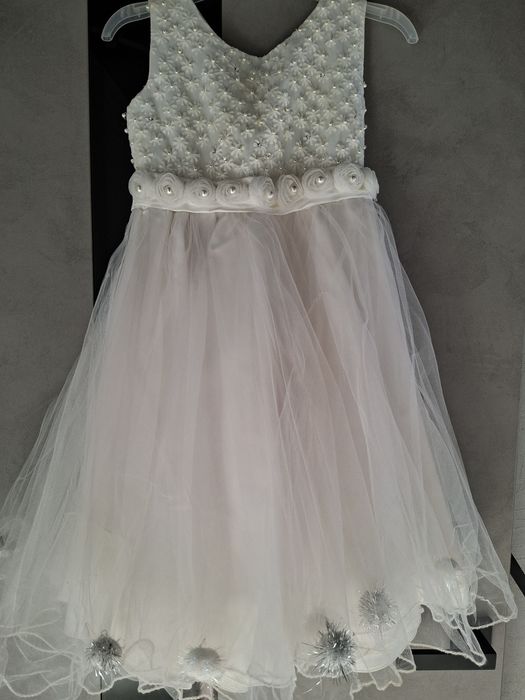 Biała tiulowa sukienka z pomponami r.128