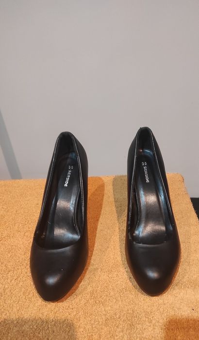 Sapatos pretos, salto alto, tam. 38, marca Seaside Seaside
