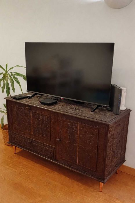 Aparador em madeira trabalhada