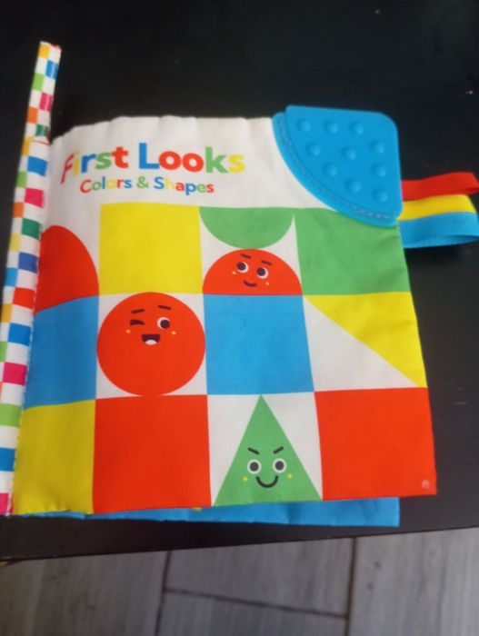 First Look Colors para bebés com funções ao apertar o saquinho e faz um barulhinho e o bebé adora!