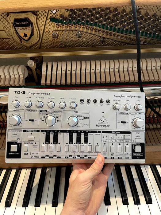 Behringer TD-3 syntezator