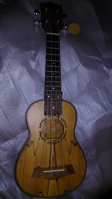 Ukulele soprano madeira