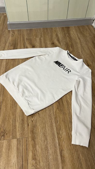 Продам білий світшот від бренду Nike розмір x-164.     БУ