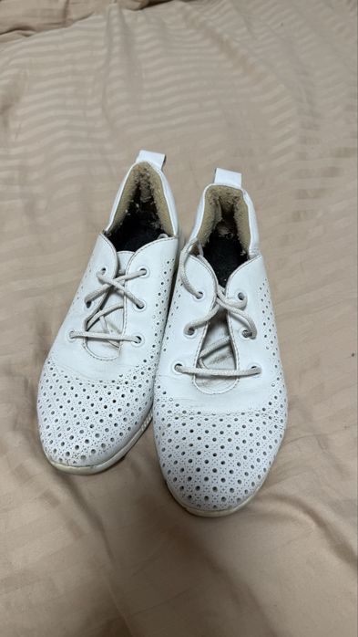 Продам шкіряні кросівки 36 р