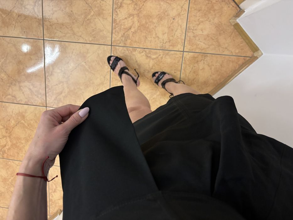 The kooples sukienka mała Czarna elegancka z baskinką falbanka