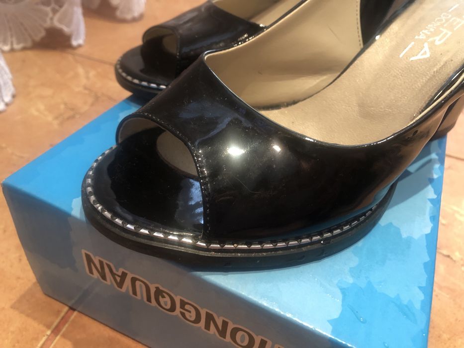 Продам босоніжки