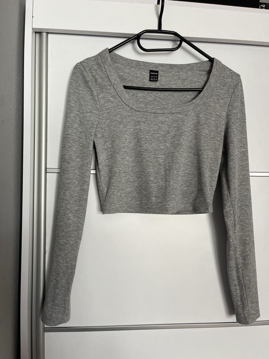 Crop top na flugi rekaw