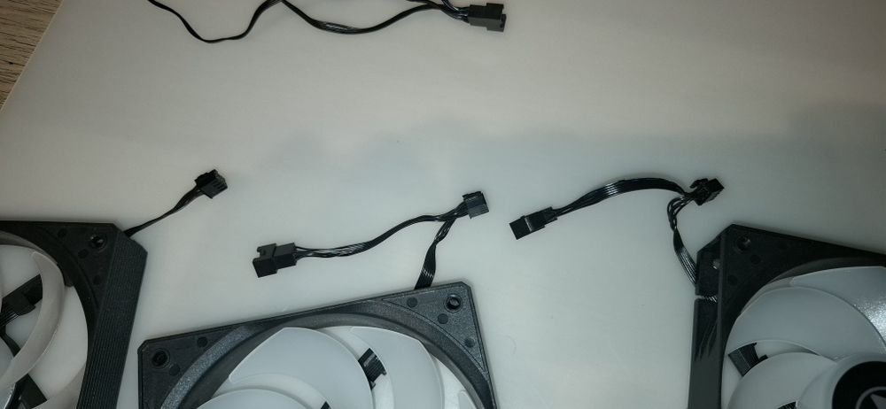 Pack ventoinhas 3 LIAN LI com o cabo de ligação á placa mãe