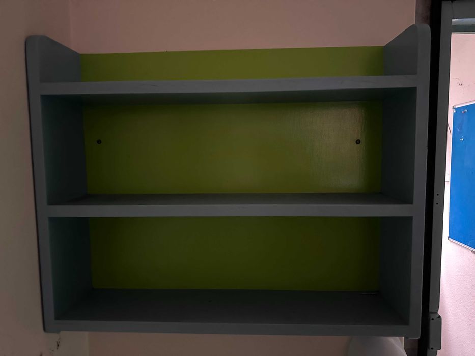 Vitrine e pequeno móvel com 3 prateleiras em madeira.