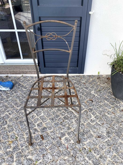 Mesa e cadeiras de jardim com ferro e vidro