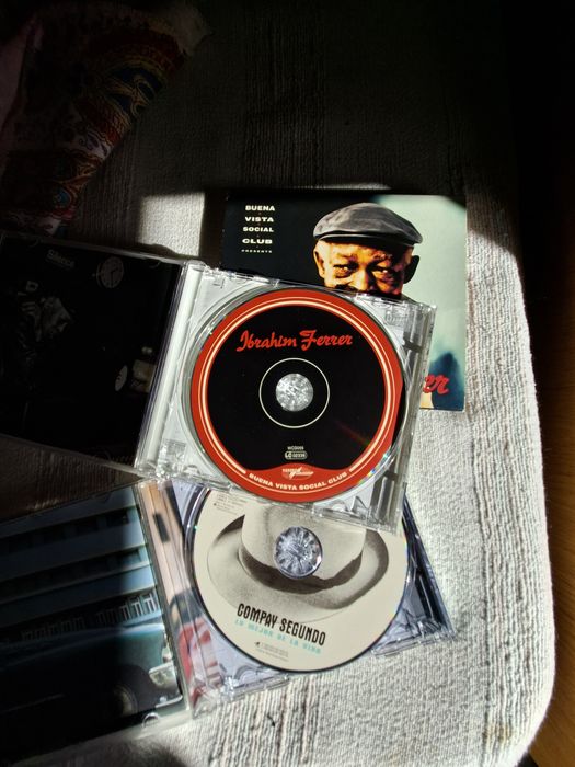 Dois cds de música cubana