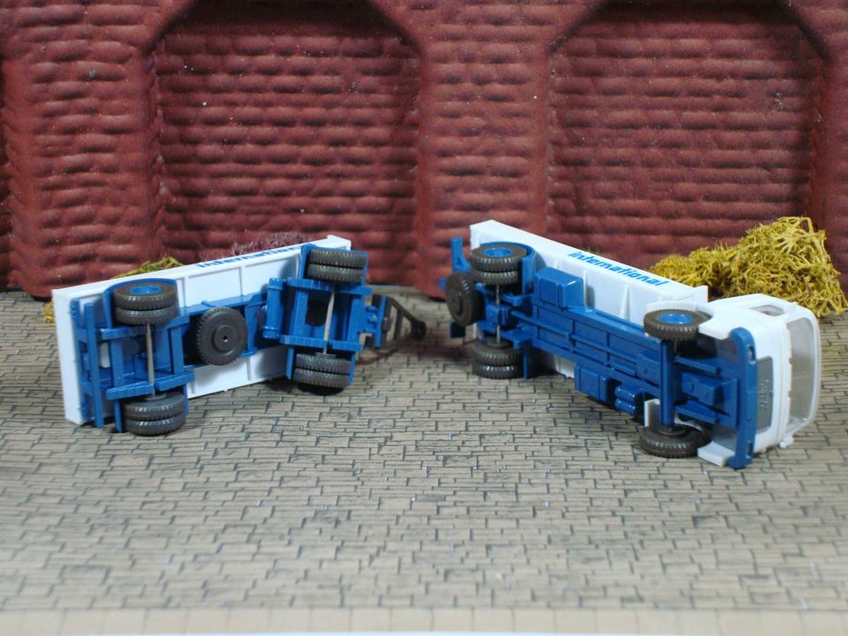 Wiking 424 - MAN / Camião com Reboque "Hellmann International" / Usado