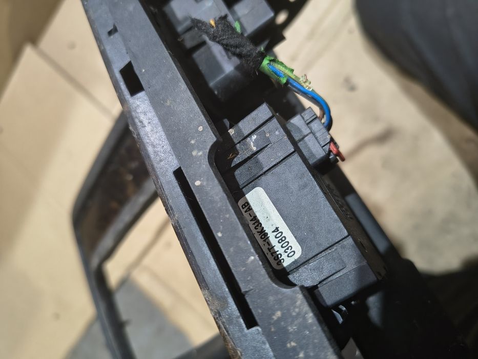 Osłona ramka lewarka Ford Mondeo MK3 przełącznik podgrzewania foteli