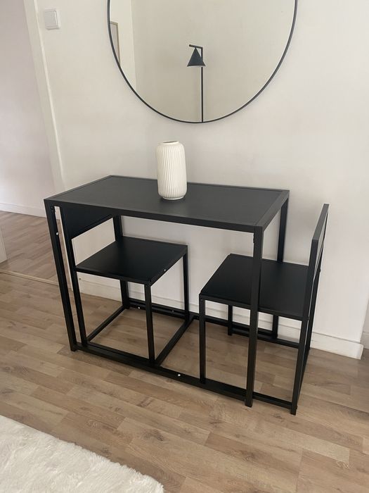 Conjunto cadeira e mesas pretas