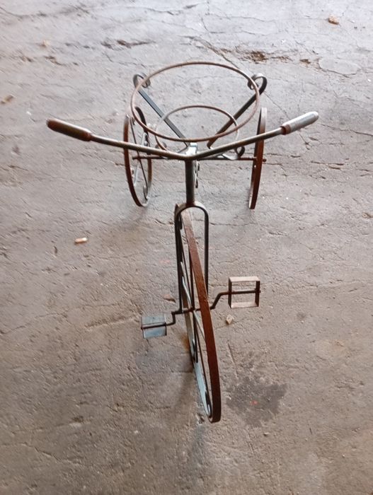 Vendo este triciclo muito bonito bom estado