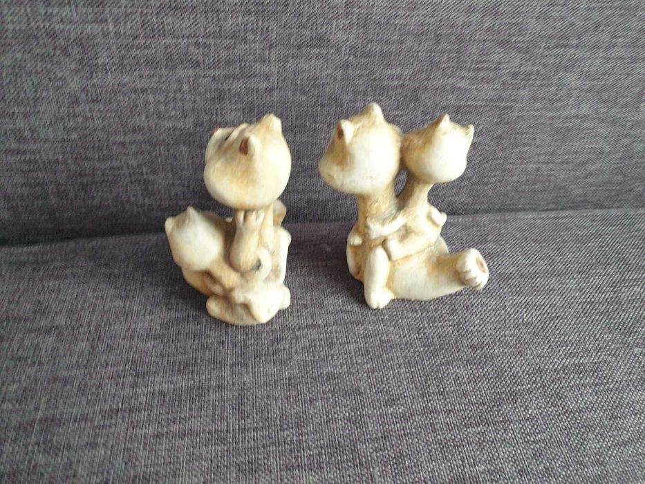 Figurki dekoracyjne przedstawiające koty.