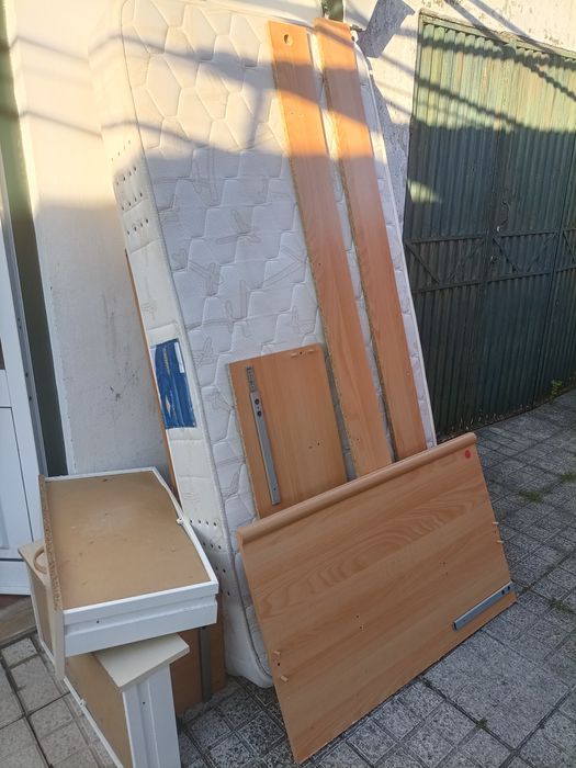 Cama solteiro com colchão.