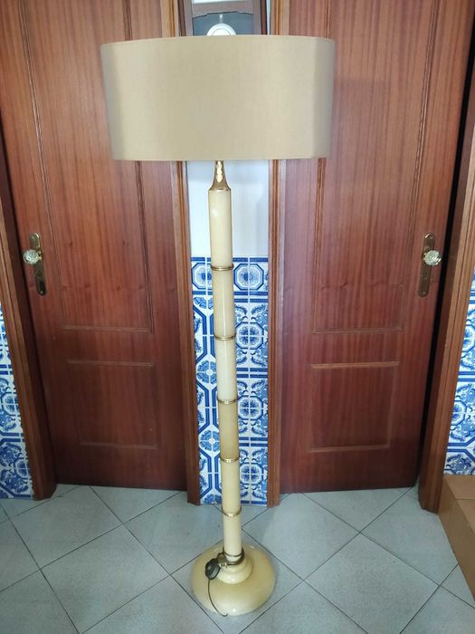 Candeeiros de pé em marmore