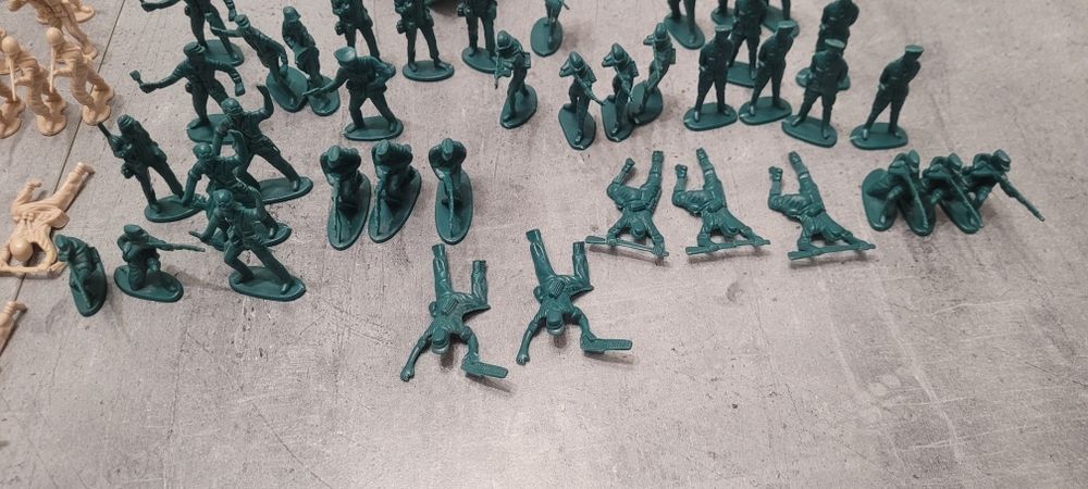 Żołnierze i figurki PRL 79 sztuk