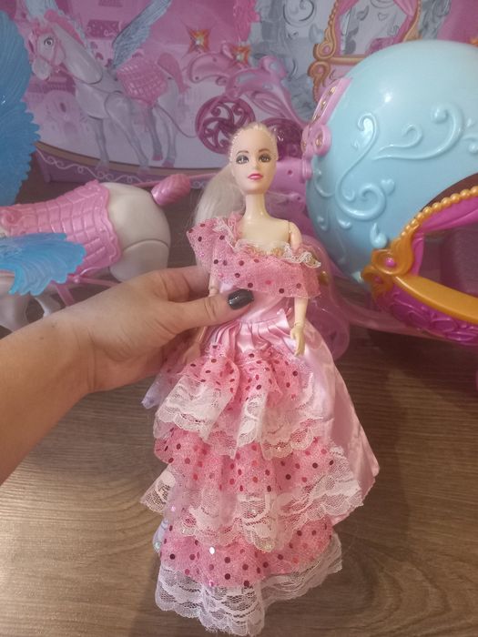 Карета з лялькою