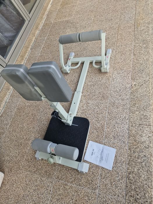 máquina de fitness é uma BailingDS Hip Thrust Trainer dobrável em cinza