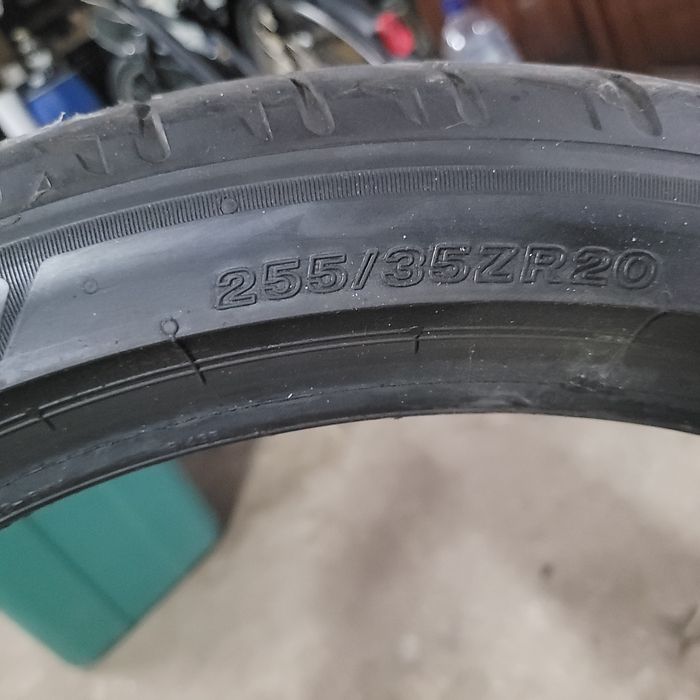 Vendo 2 pneus Bridgestone 255/35/r20