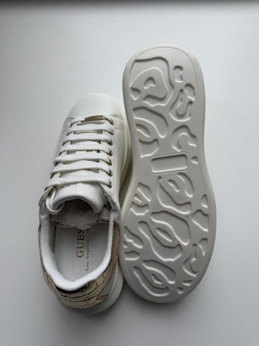 Guess Кросівки жіночі , шкіряні , білі з золотою вставкою, 36р