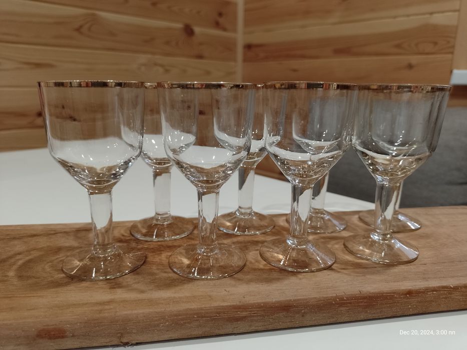 Чарки на ніжці різні