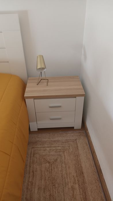 Cama 150x200 + mesa de cabeceira