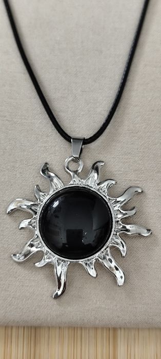 Colar com Sol e Pedra no centro