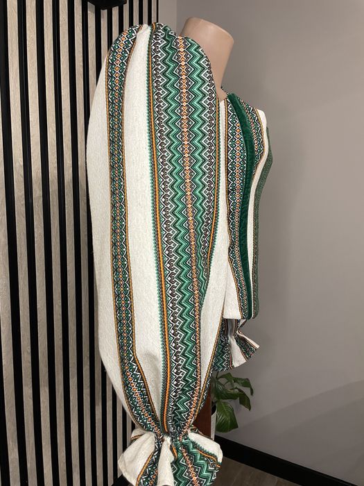 Корсет з вишивкою