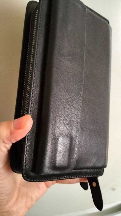 Барсетка з нануральної шкіри, якісна та вмістка.