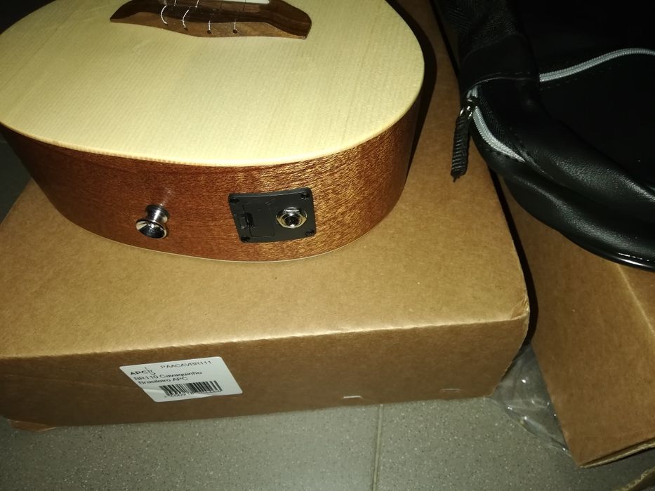 Cavaquinho brasileiro elétrico