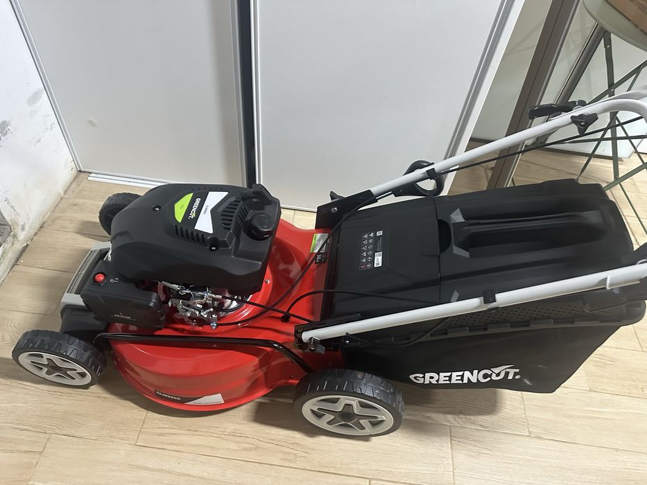 Maquina de cortar relva nova