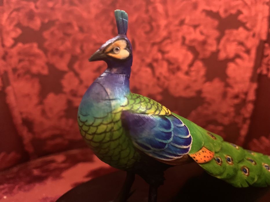 Pavão real em material nobre/okimono pintado