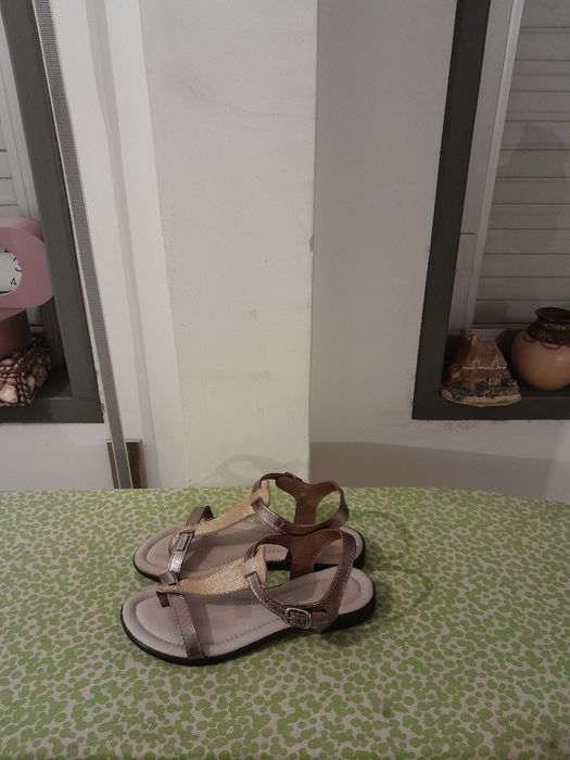 Vendo Sandálias de Senhora LAGES muito bonitas como novas