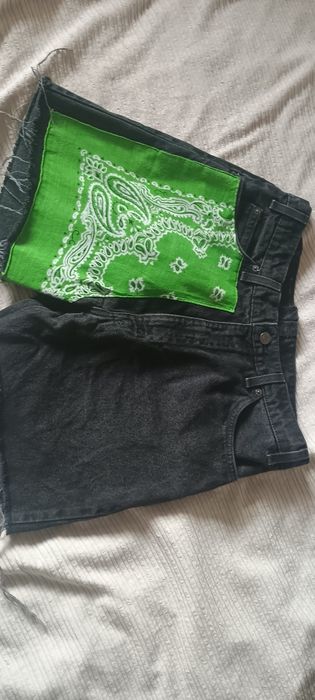 Szorty jeansowe.