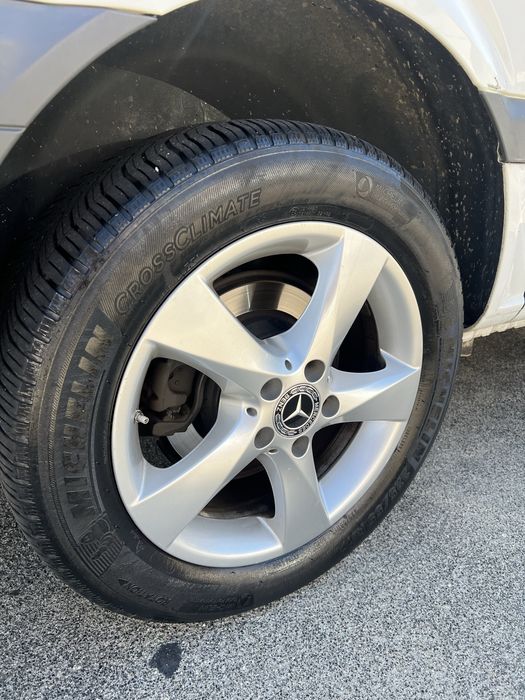 Vendo Mercedes-Benz Vito, furgão comercial, em cor branca.