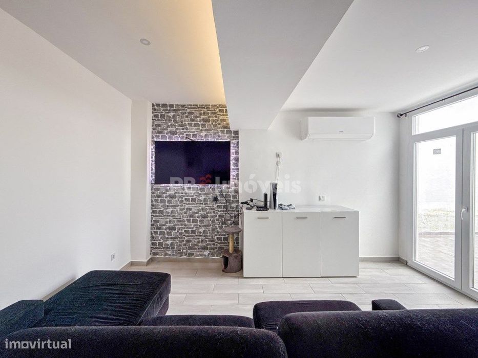 Moradia T2+1 Remodelada com Terraço, na Chainça- Abrantes