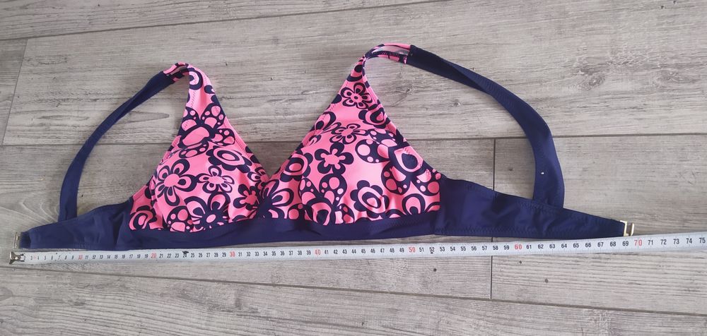 Dwa stroje kąpielowe damskie