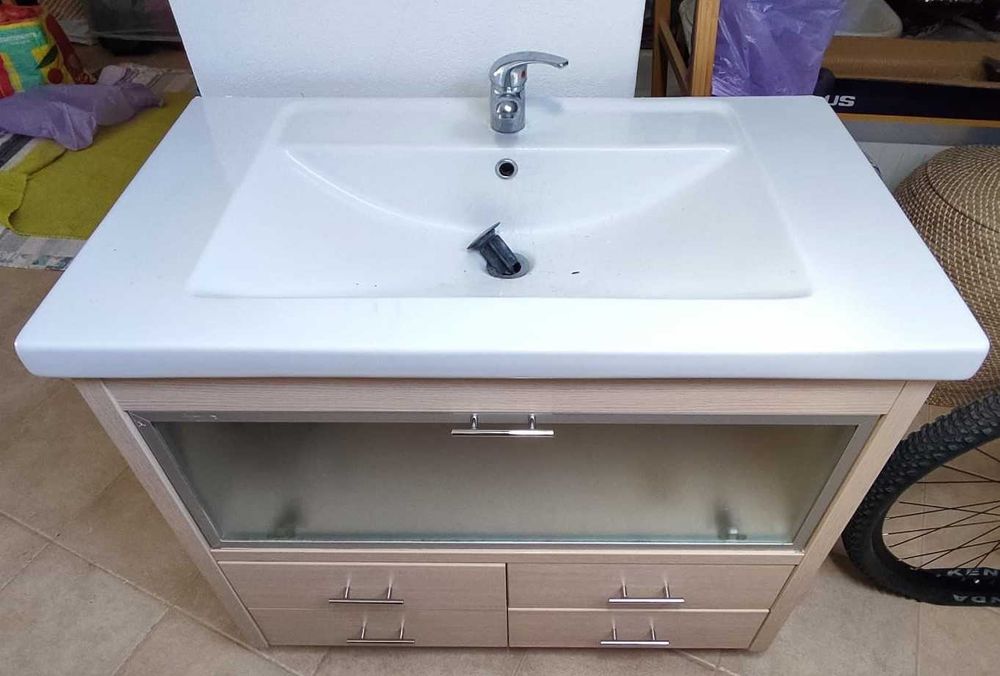 Lavatório com armário de WC com muita arrumação.