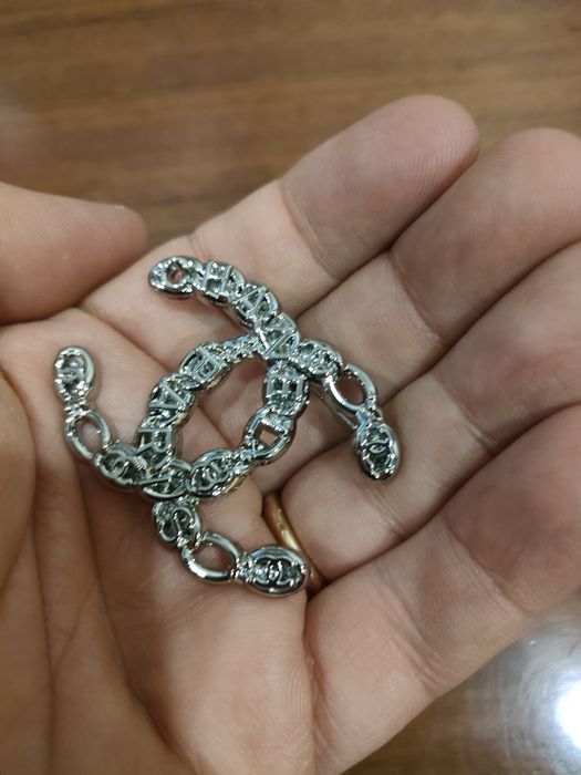 Alfinete Chanel prateado