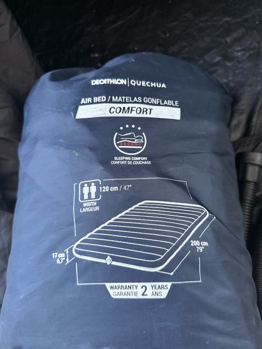 Colchão casal inflável Quechua Comfort e bomba de ar de pé