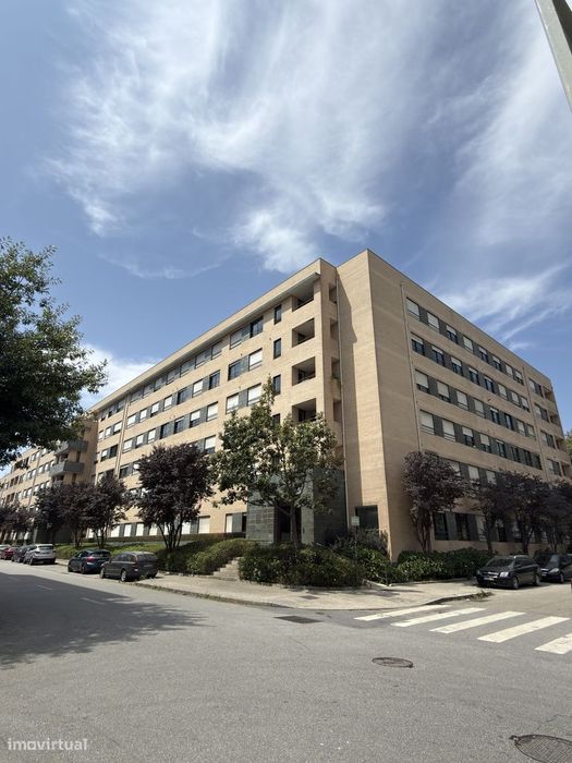 Apartamento T1 com varanda e garagem em Paranhos